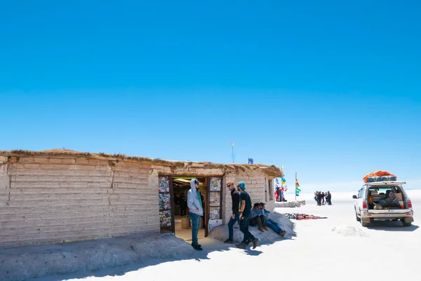 Turistas da Bolívia chegam ao restaurante de sal no Salar de — Fotografia de Stock