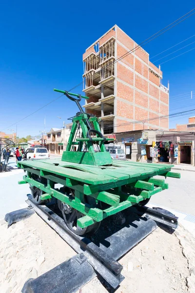 Bolívia Plataforma ferroviária Uyuni com equipamentos de mineração manual — Fotografia de Stock