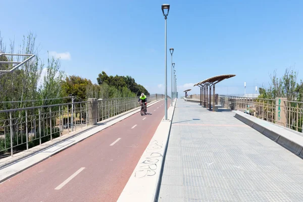 Чилійський велосипедист Ла-Серена на пішохідному мосту — стокове фото