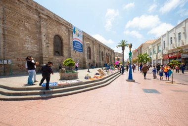 Katedralin yakınındaki Şili La Serena sokak satıcıları