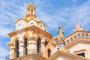 Cordoba Arjantin katedrali saat kulesi ve İsa heykeli