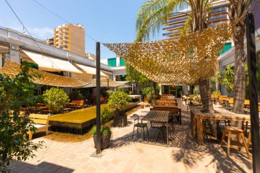 Modern mimarisi olan Cordoba Arjantin açık hava restoranı