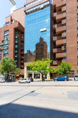 Aynalı pencereli Arjantin Cordoba binası