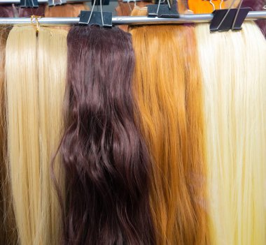 Arjantin Cordoba çeşitli renklerde peruklar