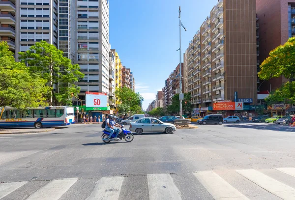 阿根廷科尔多瓦市中心早上的交通情况 — 图库照片