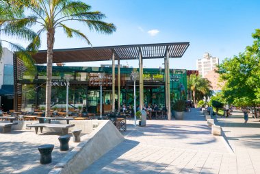 Buon Pastore Meydanı 'ndaki Arjantin Cordoba restoranları ve barları