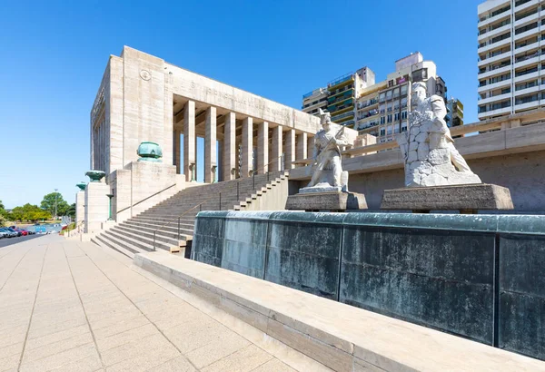 Rosario Arjantin 10 Şubat 'ta Arjantinli vatanseverleri temsil eden bu heykeller Kuzey Rosario' daki Arjantin bayrak anıtında bulunmaktadır. Çekim 10 Şubat 2020