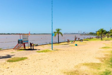 Rosario Arjantin 23 Şubat Florida plajı Kuzey Rosario 'da yerel halkın Parana nehri boyunca açık hava aktiviteleri yaptığı güzel bir yerdir. Çekim 23 Şubat 2020