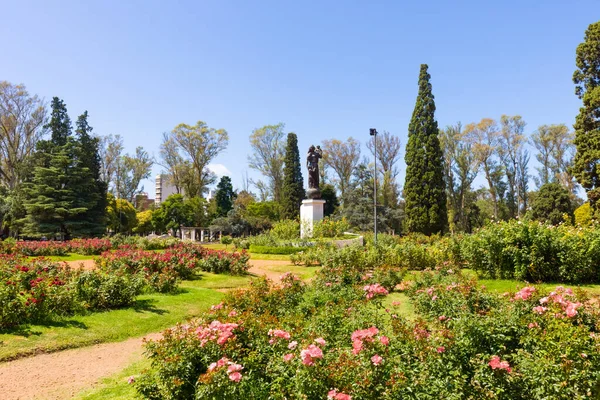 Rosario Argentina Febrero Estatua Una Madre Con Hijos Jardín Rosas — Foto de Stock