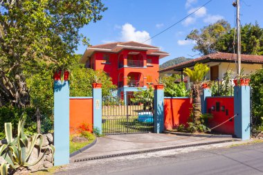 Panama Boquete kırmızı villası güneşli bir giriş manzarasında
