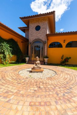 Orosi Kosta Rika 17 Mart Burası Kosta Rika 'nın orta kesimindeki Orosi köyünün tepelerindeki lüks bir konutun ana girişi. Çekim 17 Mart 2020