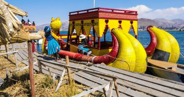 Titicaca Gölü Peru, 16 Ağustos. Titicaca Gölü 'ndeki adalara turist getiren totoradan yapılmış tipik teknelerden birine kenetlenme operasyonları. Çekim 16 Ağustos 2019