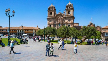 Cusco Peru, 16 Ağustos 1540 'ta Cuzco' nun ana meydanı sömürge tarzında inşa edildi, buradan itibaren her gün bu eski kasabanın tarihini öğrenmek için şehir turu başlıyor. Çekim 16 Ağustos 2019