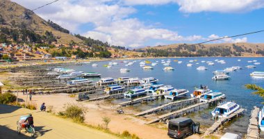 Titicaca Gölü Bolivya, 16 Ağustos, Copacabana Körfezi ve göl manzarası turistleri Güneş ve Ay adalarına getiren demirlemiş teknelerle. Çekim 16 Ağustos 2019