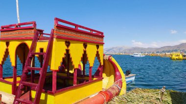 Titicaca Gölü Peru 19 Ağustos sabahı yüzen bir adadan Titicaca Gölü manzarası. Uros etnik grubunun tipik bir teknesi kıyılarına demirlemiştir. Çekim 19 Ağustos 2019