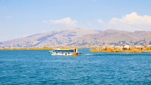 Titicacasjön Peru Augusti Turister Korsar Sjön Motorbåt Utflykt Shoot Augusti — Stockfoto