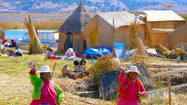 Lago Titicaca Peru Agosto Habitantes Das Ilhas Flutuantes Cumprimentam Chegada — Fotografia de Stock