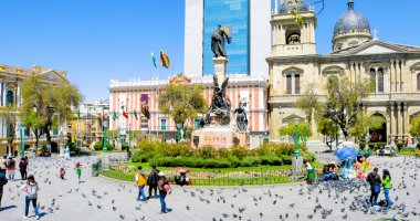 La Paz Bolivya 26 Ağustos, insanlar tarihi merkezde Murillo meydanında dinleniyor. Çekim 26 Ağustos 2019
