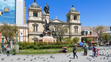 La Paz Bolivya 26 Ağustos, Murillo meydanında bazı insanlar dinlenirken katedral hayran. Shoot on Ağustos 26, 2019