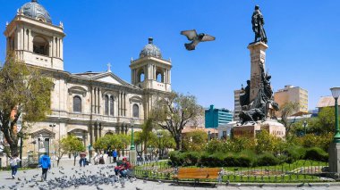 La Paz Bolivya 26 Ağustos, Murillo meydanında bazı insanlar dinlenirken katedral hayran. Shoot on Ağustos 26, 2019