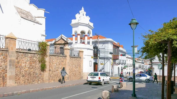 10月8日にボリビアを征服 これは スペインの建物はまだ教会や公共のオフィスとして使用されているボリビアの首都の歴史的な中心部にあるカルボ通りです 2019年10月8日の撮影 — ストック写真