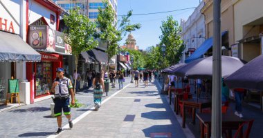 Cordoba Arjantin 'in 27 Ocak' ta bazı insanlar tarihi merkezin yaya caddelerinden birinde yürüyorlar. Çekim 27 Ocak 2020