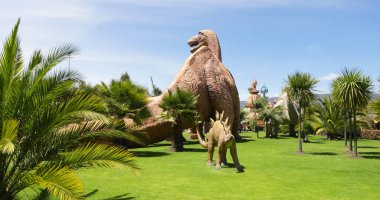 Bogota, 27 Haziran 'da Bogota' daki Duque adlı aile eğlence parkında üretilen brachiosauros üretimi şehrin büyümesini engelliyor. Çekim 27 Haziran 2019