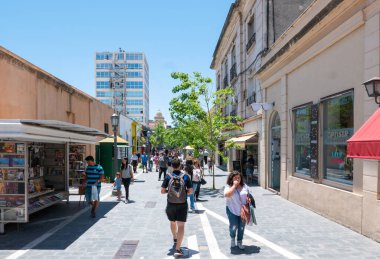 Arjantin Mendoza 3 Aralık. Tarihi merkezin yaya sokakları her gün halk ve turistler tarafından kullanılıyor çünkü onlar alışveriş caddeleri. Çekim 3 Aralık 2019