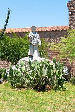 Cordoba Arjantin 5 Aralık 2019 'da halka açık bir bahçedeki bu anıt kolera hastalarına olan bağlılığıyla bilinen rahip Rosario Brochero' ya adanmıştır. Çekim 5 Aralık 2019