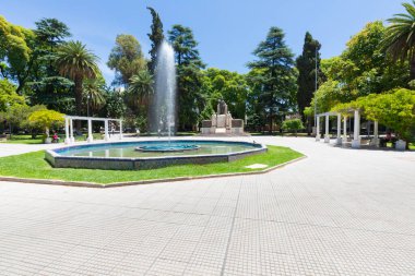 Arjantin Mendoza 29 Kasım 'da şehrin merkezinde bulunan bu meydan, bahçeleri, anıtları ve çeşmeleriyle bir barış vahasıdır. Çekim 29 Kasım 2019