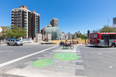 Cordoba Arjantin 5 Aralık 'ta İspanya meydanında sabah trafiğiyle birlikte mimari çalışmalar yapıyor. Çekim 5 Aralık 2019