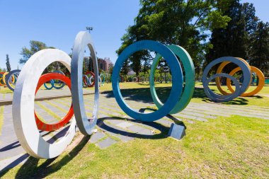 Cordoba Arjantin 6 Aralık 'ta Sarmiento Parkı' ndaki bu renkli daireler şehrin 200. kuruluş yıldönümünü kutladı. Çekim 6 Aralık 2019