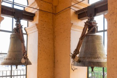 Cordoba Arjantin 9 Aralık. Bunlar şu anda elektronik olarak işletilen antik katedral çanları. Çekim 9 Aralık 2019.