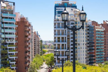 Cordoba Arjantin 6 Aralık, San Lorenzo Bulvarı 'ndaki gökdelenler şehir merkezindeki Bonpland parkından izleniyor. Çekim 6 Aralık 2019