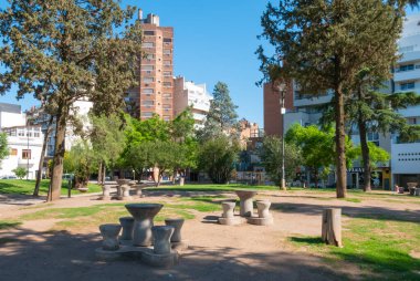 Cordoba Arjantin 4 Ocak 4 Tejas parkı mermer masaları ve tabureleriyle kentin güneyindeki Ulusal Üniversite kompleksinin bir parçasıdır. Çekim 4 Ocak 2020