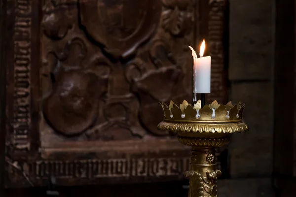 Bougie allumée dans la cathédrale Saint-Vitus — Photo