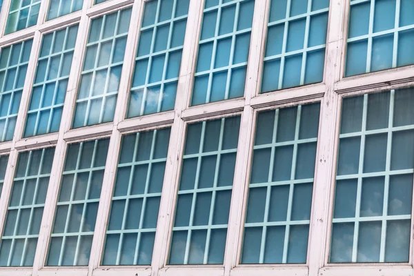 Gökyüzü yansıması ile geniş vintage pencere