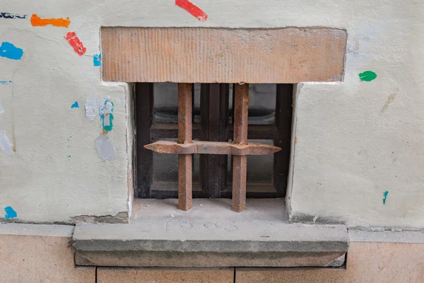 Bir ızgara ile eski pencere