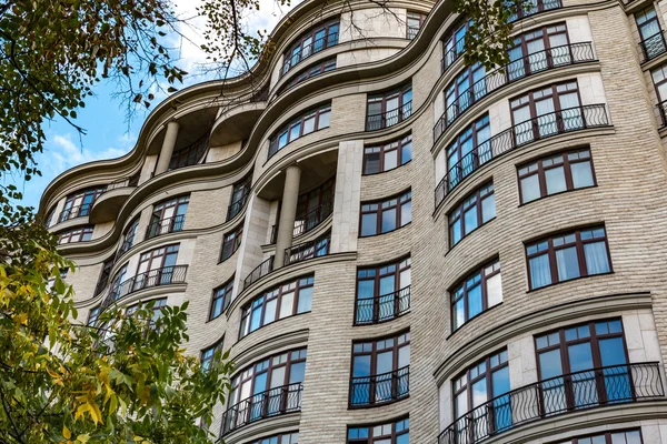 Bir binanın eğri cephe