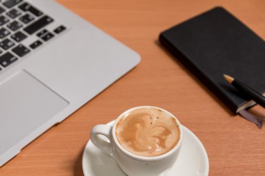 Çalışma alanında kahve fincan