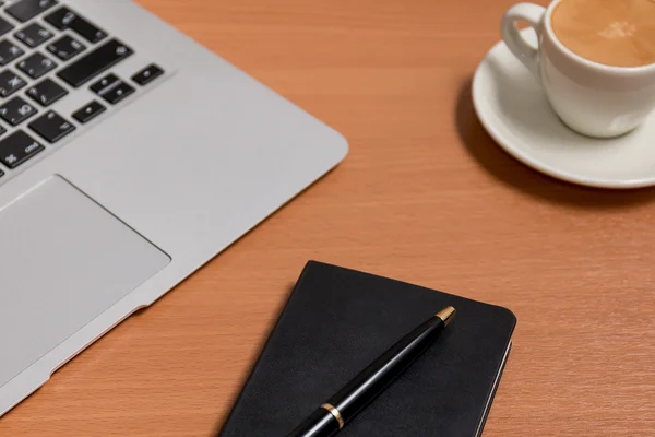 Arka planda kahve ile çalışma alanı