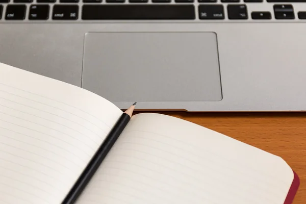 Orta kalem ile kağıt defter