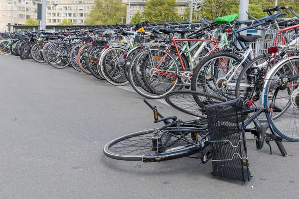 Zürih, İsviçre - Nisan 2017 yaklaşık: Bir vintage bisiklet ile bir