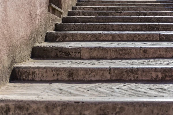 Duvar ve pencere ile eski merdiven