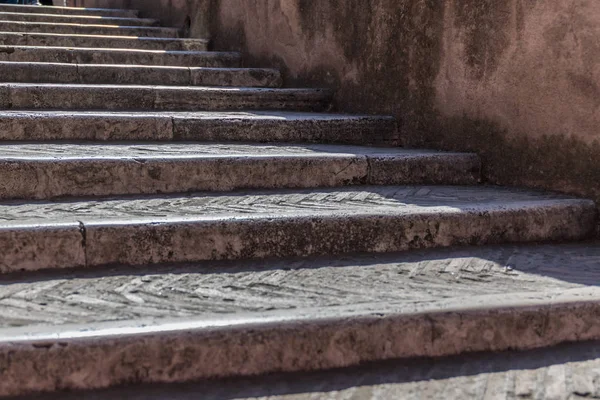 Eski merdiven ve arka plan duvar