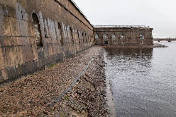 Neva Nehri St Petersburg kasvetli kale duvarında