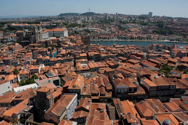 Eski renkli evlerin çatıları ile kırmızı taşıyla kaplı. . Lizbon,