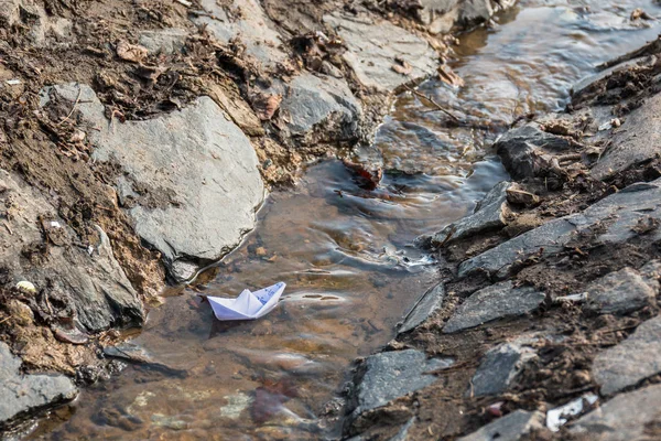 Kağıt tekne bir bahar dere