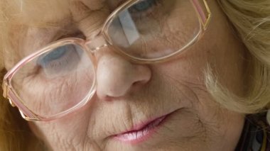 Yaşlı kadın kitap ile saygısız gözlük.