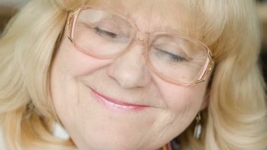 Gülümseyen büyükanne. Olumlu duygular